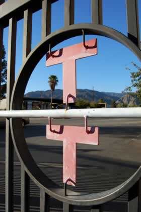 Totten Tubes Metal gate with TT logo
